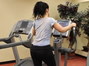 Gadis berolahraga di treadmill