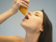Nude gadis Drinking Grapefruit Juice