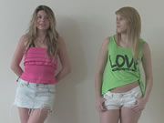 Dua gadis imut dengan jeans