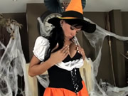 Brunette dalam kostum dan lingerie untuk Halloween