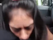 Gadis India memberikan Bj di mobil