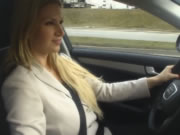 Carol Goldnerova payudara Out saat mengemudi mobil