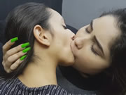 Lesbian berciuman mendalam
