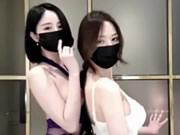 Dua gadis cantik bertopeng menari