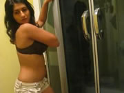 Armenian gadis In The Bathroom Strippers