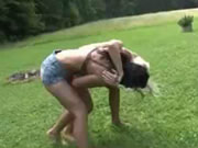 Dua wanita bertempur di rumput